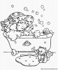 charlotte aux fraises prend son bain