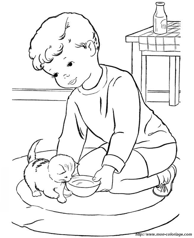 un enfant et un chaton