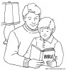 Papa lit la Sainte Bible avec son fils