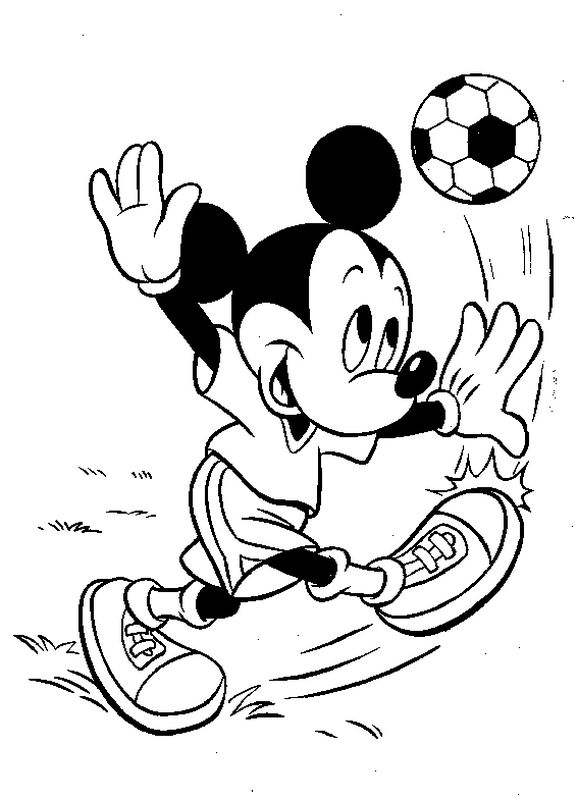 Mickey tape dans le balon de football