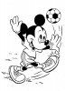 Mickey tape dans le balon de football